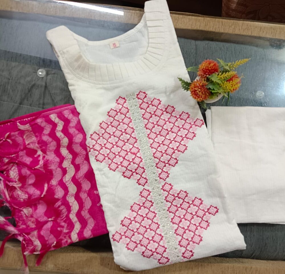 Kurti Pure Fine Katha Cotton With Beautiful Embroidery Thread Work On Yoke in Pinkish Color With Soft Cotton Lining Attached - Image 4